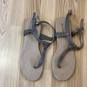 Flat sandals in taupe